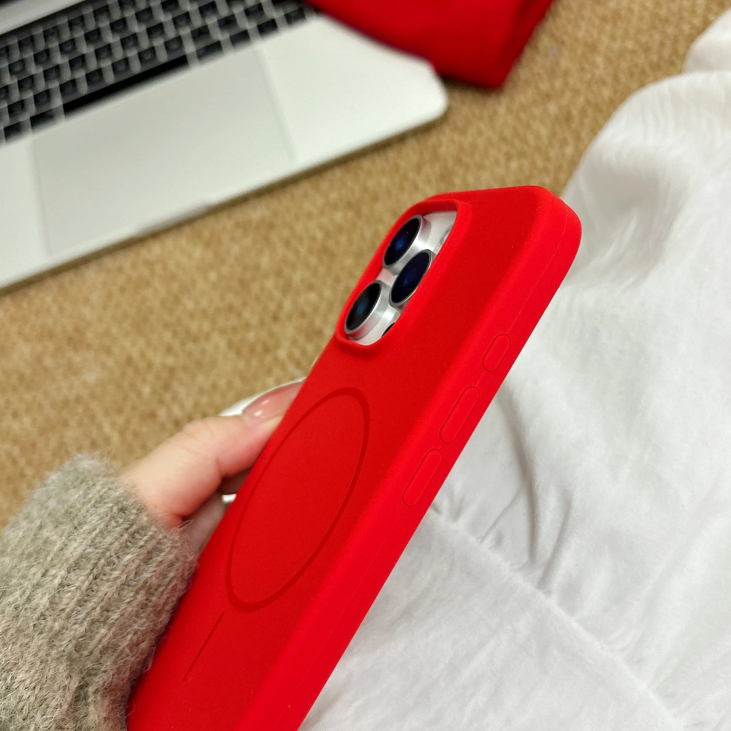 Funda Magnética Red Cherry iPhone – Estilo y Protección
Silicona suave antihuellas + compatible MagSafe
Carga inalámbrica rápida sin quitarla
Protección completa para iPhone 11 al 17 (Pro, Max, Plus, Air)
¡Dale un toque unico a tu iPhone!