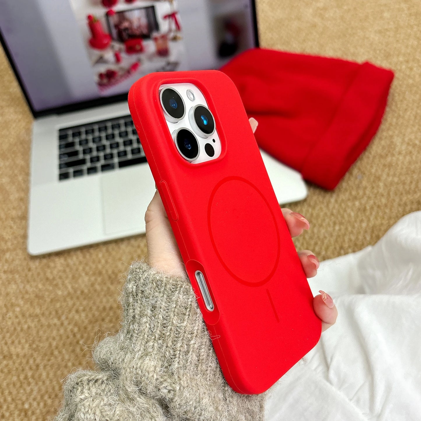 Funda Magnética Red Cherry iPhone – Estilo y Protección
Silicona suave antihuellas + compatible MagSafe
Carga inalámbrica rápida sin quitarla
Protección completa para iPhone 11 al 17 (Pro, Max, Plus, Air)
¡Dale un toque unico a tu iPhone!