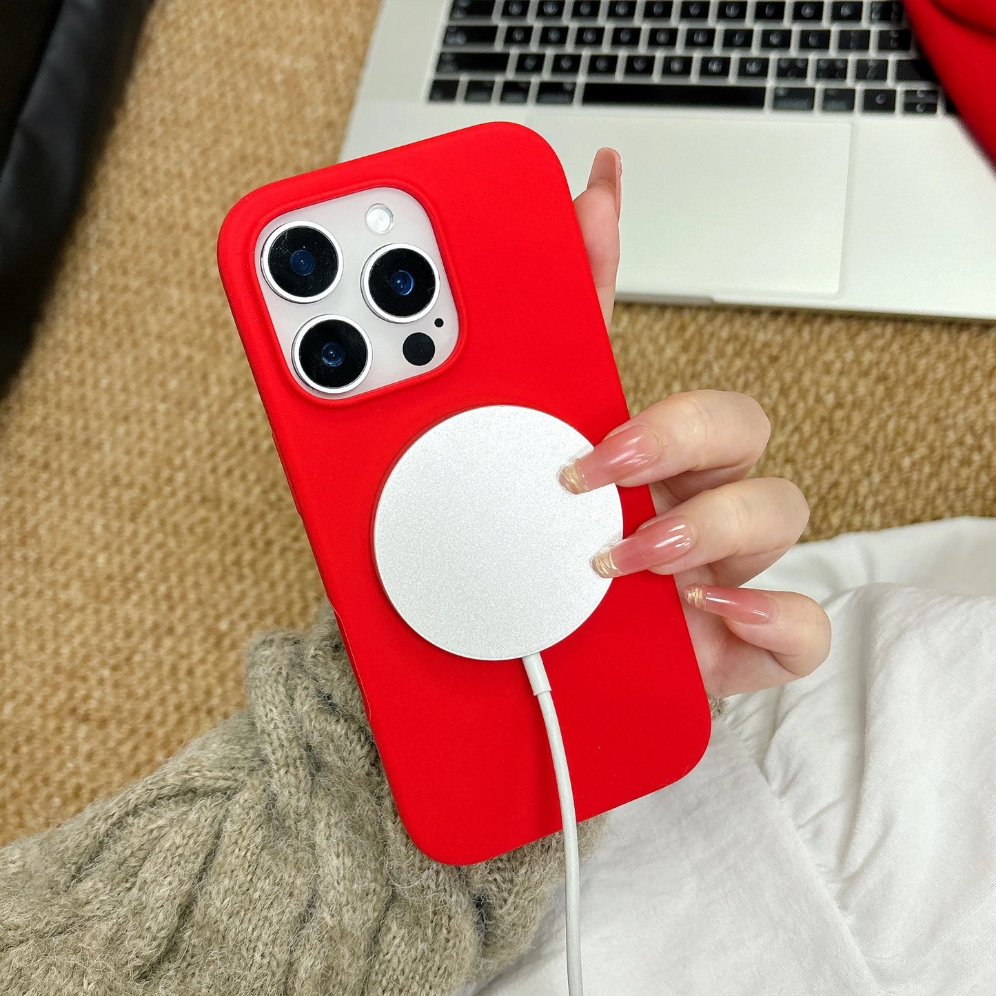 Funda Magnética Red Cherry iPhone – Estilo y Protección
Silicona suave antihuellas + compatible MagSafe
Carga inalámbrica rápida sin quitarla
Protección completa para iPhone 11 al 17 (Pro, Max, Plus, Air)
¡Dale un toque unico a tu iPhone!