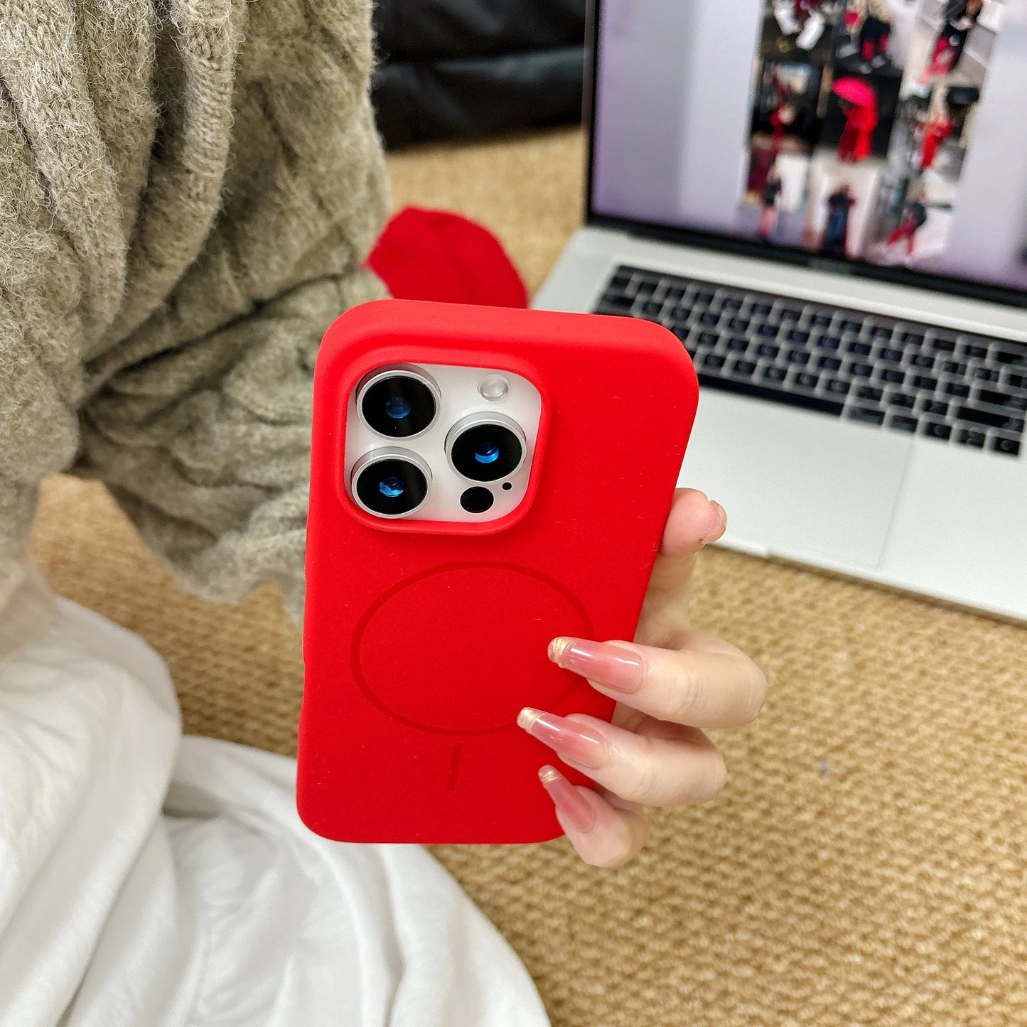 Funda Magnética Red Cherry iPhone – Estilo y Protección
Silicona suave antihuellas + compatible MagSafe
Carga inalámbrica rápida sin quitarla
Protección completa para iPhone 11 al 17 (Pro, Max, Plus, Air)
¡Dale un toque unico a tu iPhone!