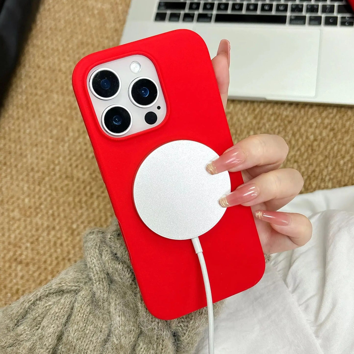 Funda Magnética Red Cherry iPhone – Estilo y Protección
Silicona suave antihuellas + compatible MagSafe
Carga inalámbrica rápida sin quitarla
Protección completa para iPhone 11 al 17 (Pro, Max, Plus, Air)
¡Dale un toque unico a tu iPhone!