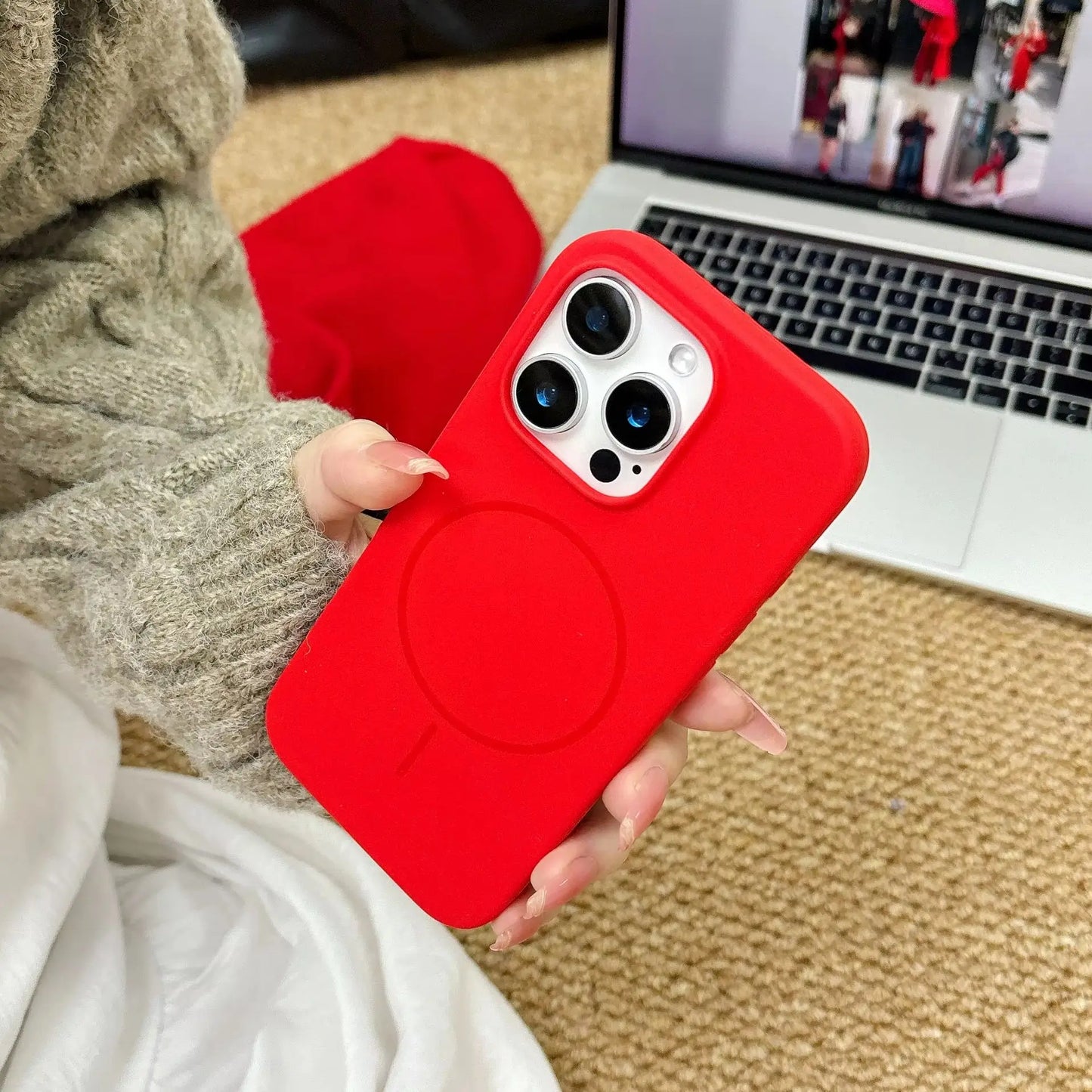 Funda Magnética Red Cherry iPhone – Estilo y Protección
Silicona suave antihuellas + compatible MagSafe
Carga inalámbrica rápida sin quitarla
Protección completa para iPhone 11 al 17 (Pro, Max, Plus, Air)
¡Dale un toque unico a tu iPhone!