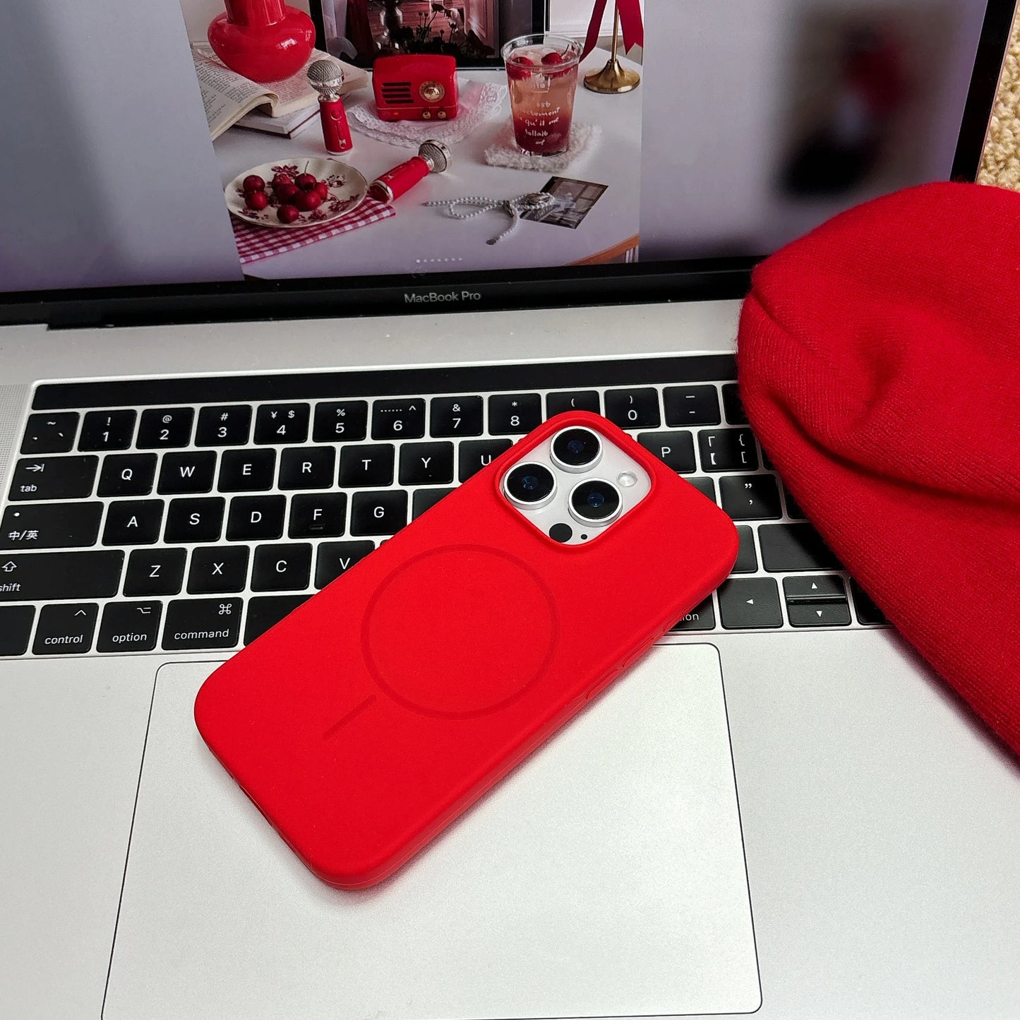 Funda Magnética Red Cherry iPhone – Estilo y Protección
Silicona suave antihuellas + compatible MagSafe
Carga inalámbrica rápida sin quitarla
Protección completa para iPhone 11 al 17 (Pro, Max, Plus, Air)
¡Dale un toque unico a tu iPhone!