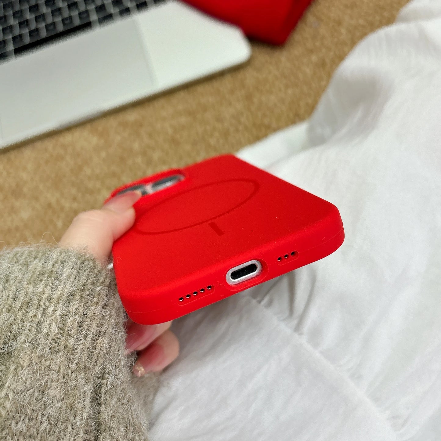 Funda Magnética Red Cherry iPhone – Estilo y Protección
Silicona suave antihuellas + compatible MagSafe
Carga inalámbrica rápida sin quitarla
Protección completa para iPhone 11 al 17 (Pro, Max, Plus, Air)
¡Dale un toque unico a tu iPhone!