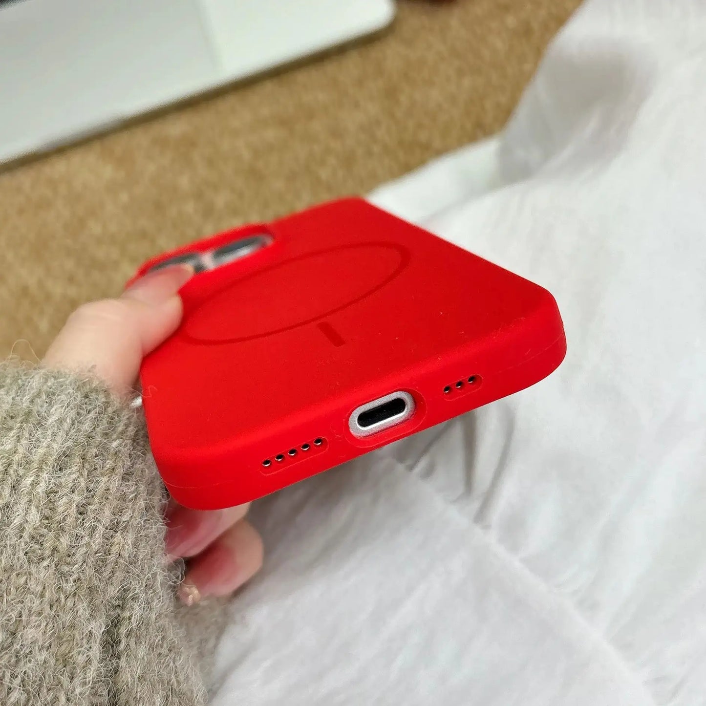 Funda Magnética Red Cherry iPhone – Estilo y Protección
Silicona suave antihuellas + compatible MagSafe
Carga inalámbrica rápida sin quitarla
Protección completa para iPhone 11 al 17 (Pro, Max, Plus, Air)
¡Dale un toque unico a tu iPhone!